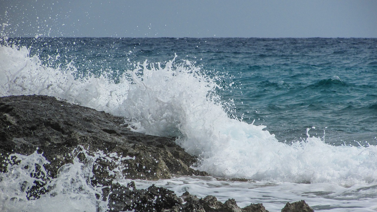 wave smashing foam free photo