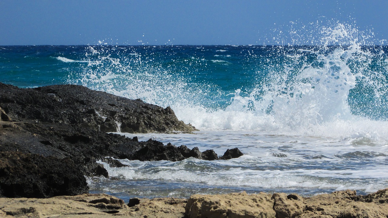 wave smashing foam free photo