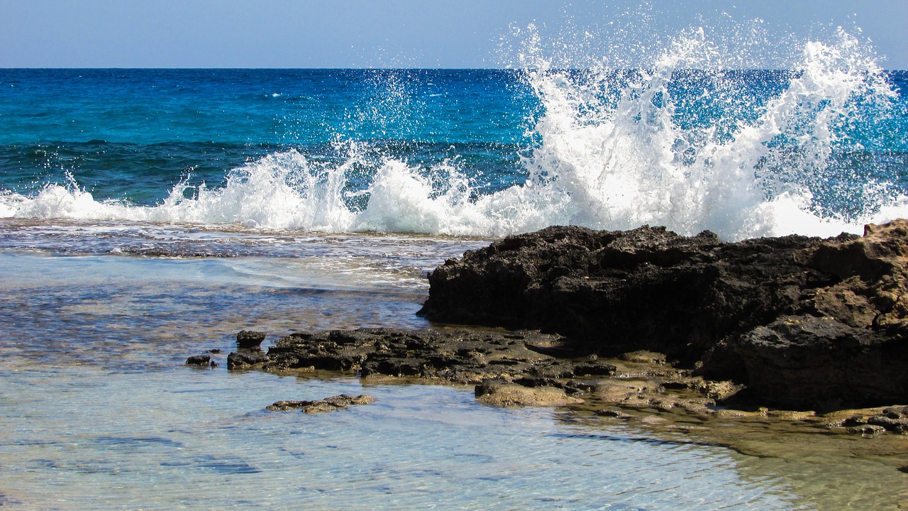 wave smashing foam free photo