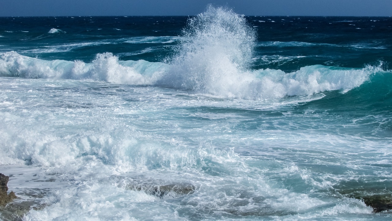 wave smashing foam free photo