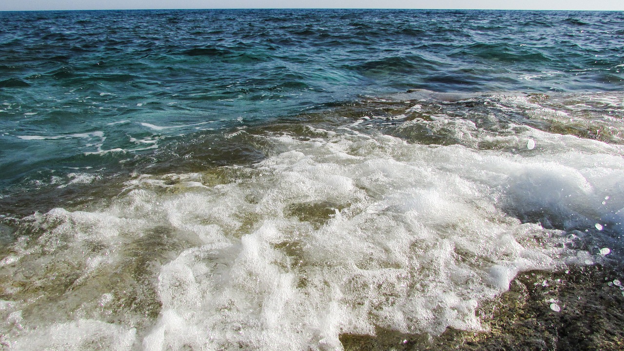 wave smashing foam free photo