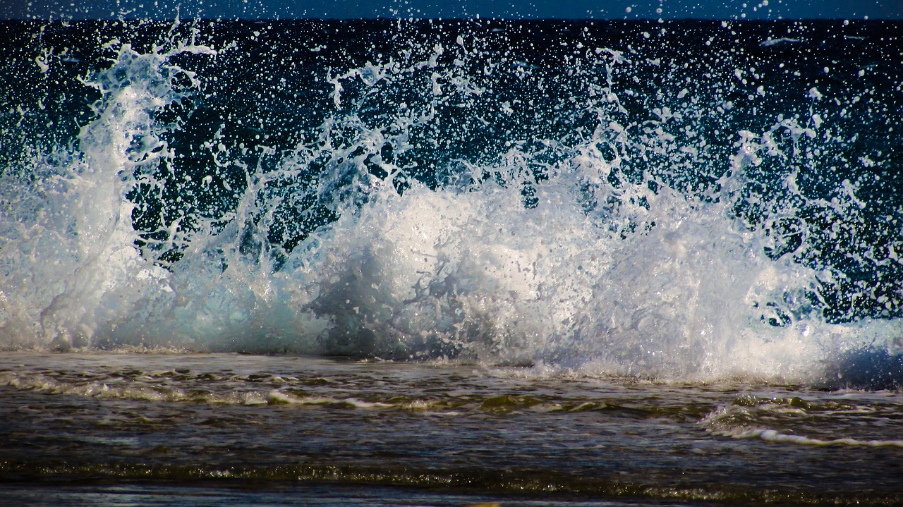 wave smashing spray free photo