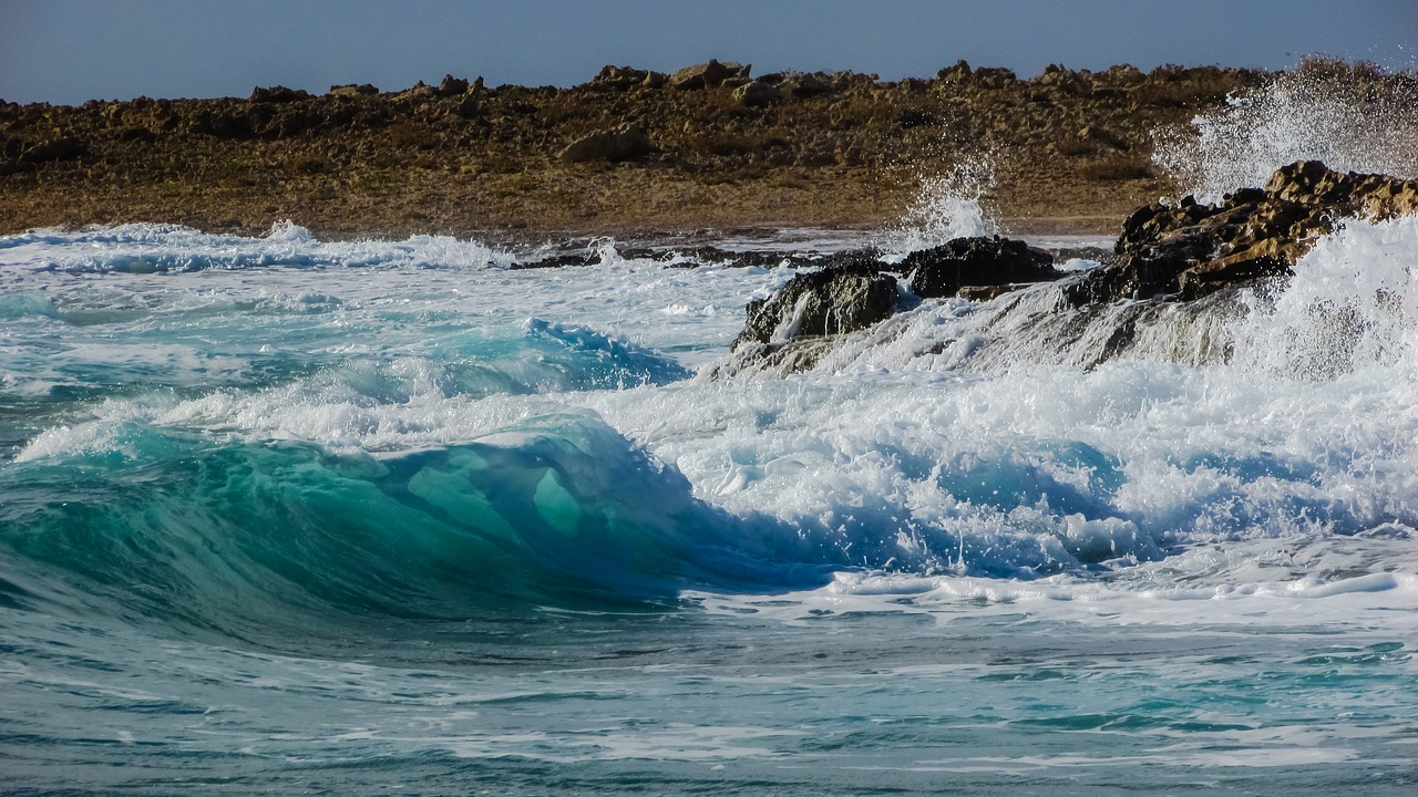 wave smashing foam free photo