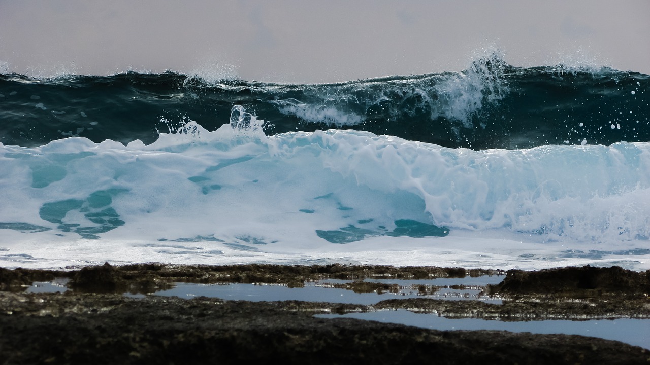 wave smashing foam free photo