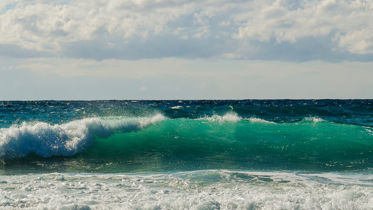 wave smashing foam free photo