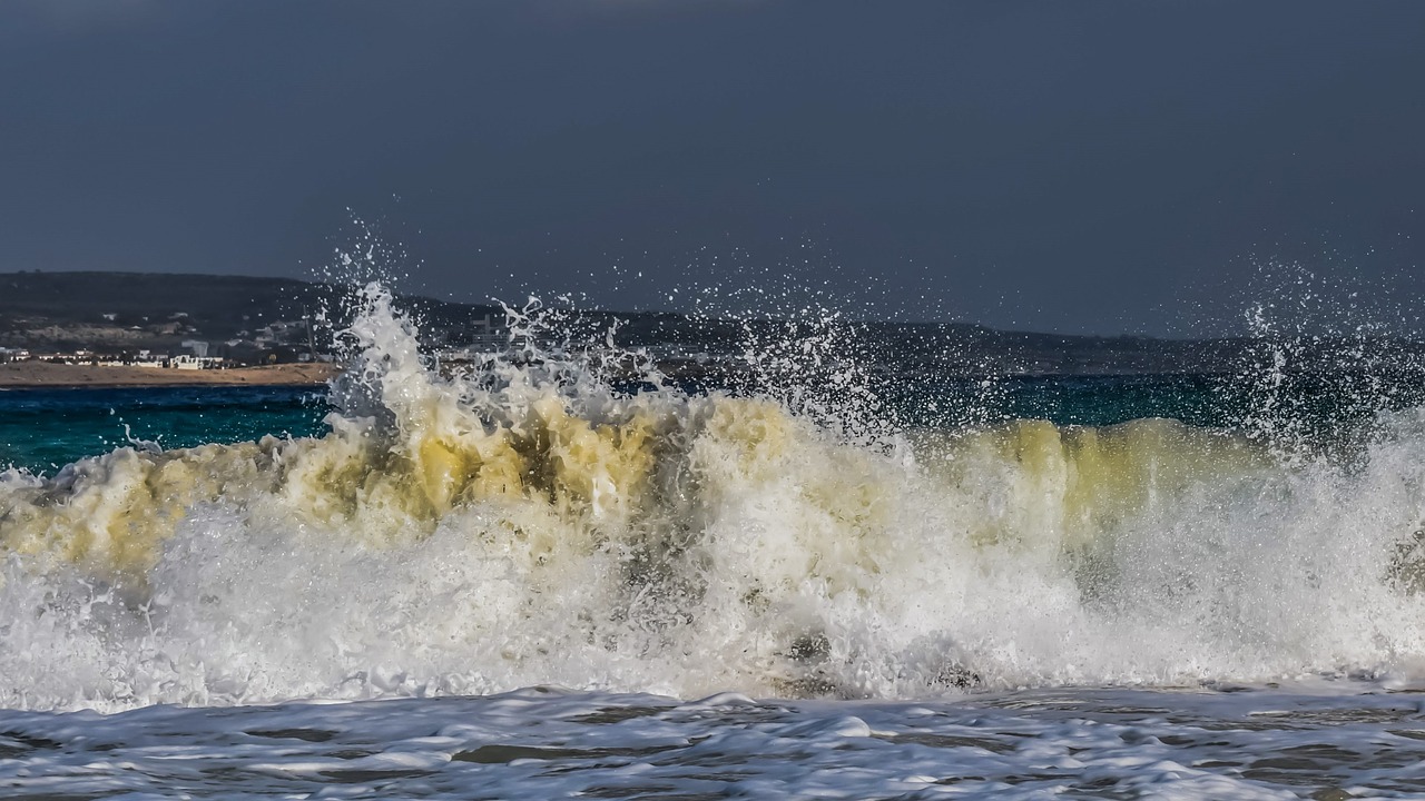 wave smashing foam free photo