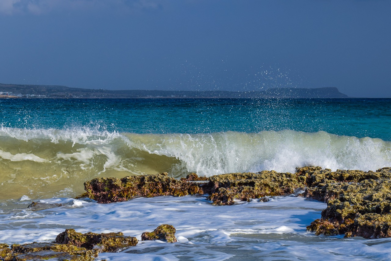 wave smashing foam free photo