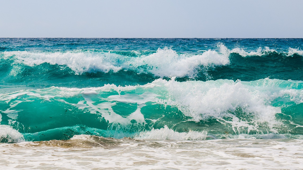 wave smashing foam free photo