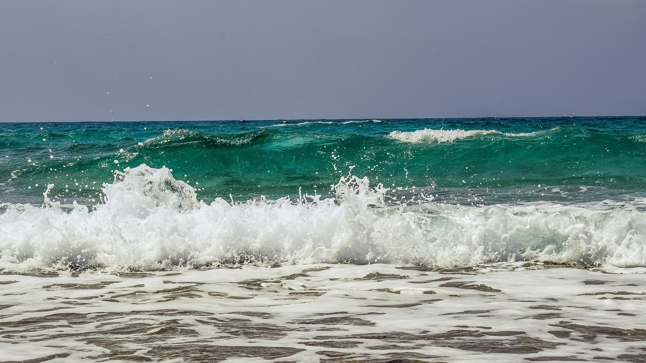 wave smashing foam free photo