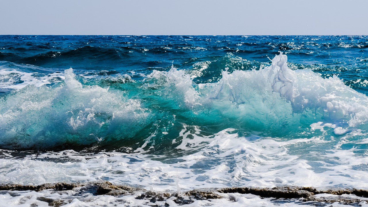 wave smashing foam free photo