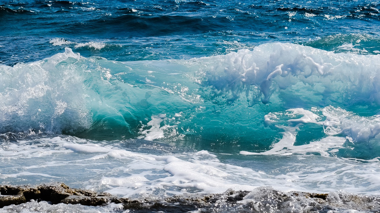 wave smashing foam free photo