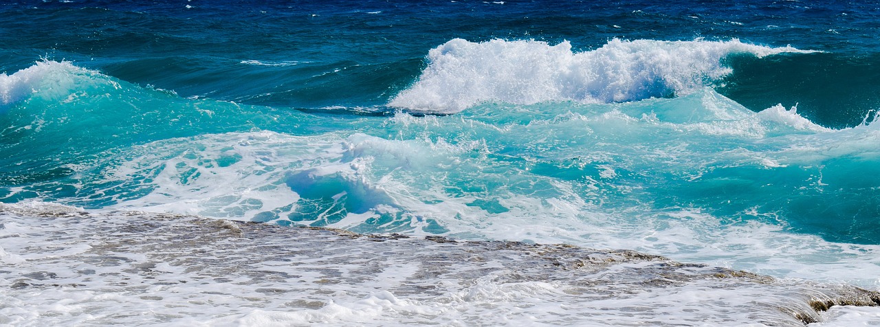 wave smashing foam free photo