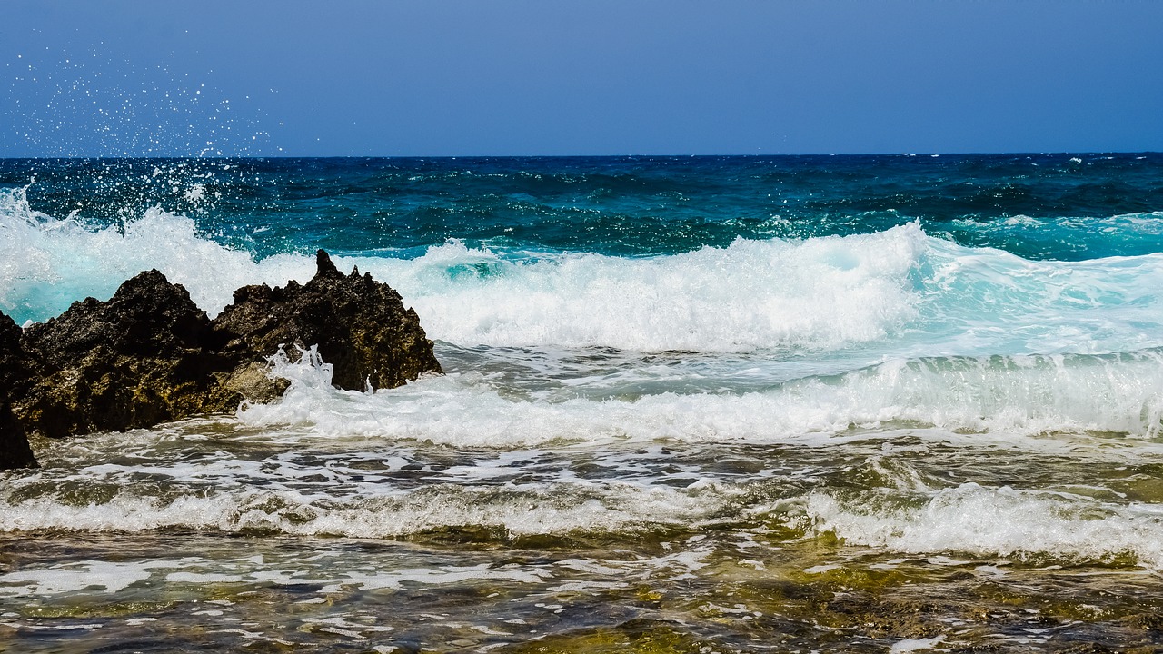 wave smashing foam free photo