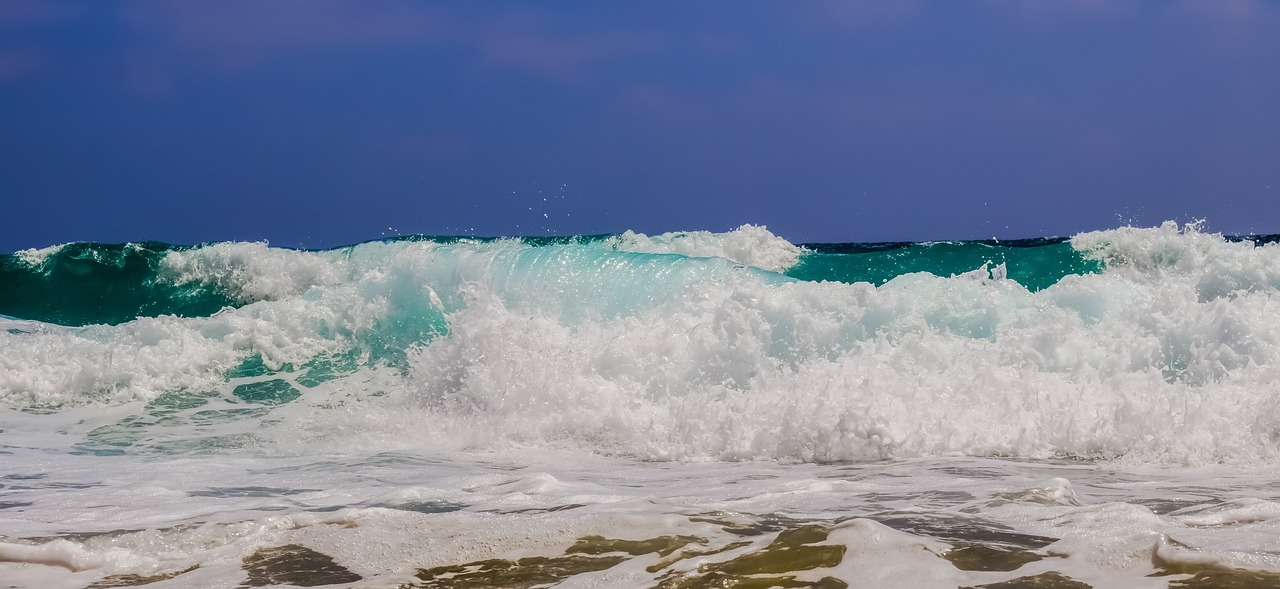 wave smashing water free photo