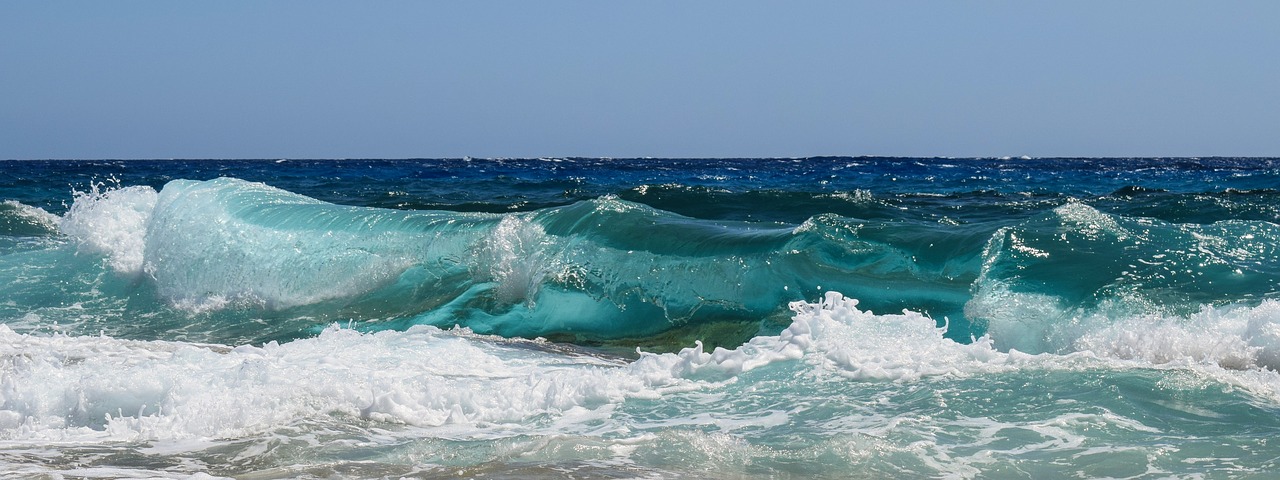 wave smashing foam free photo