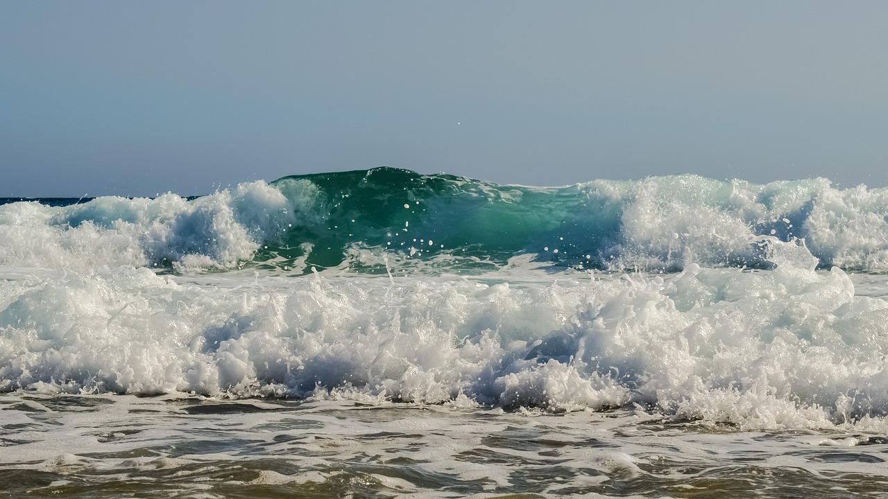 wave smashing foam free photo