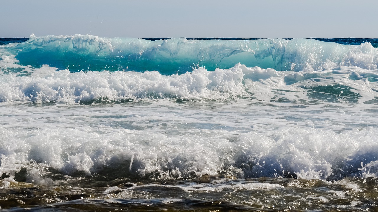 wave smashing foam free photo