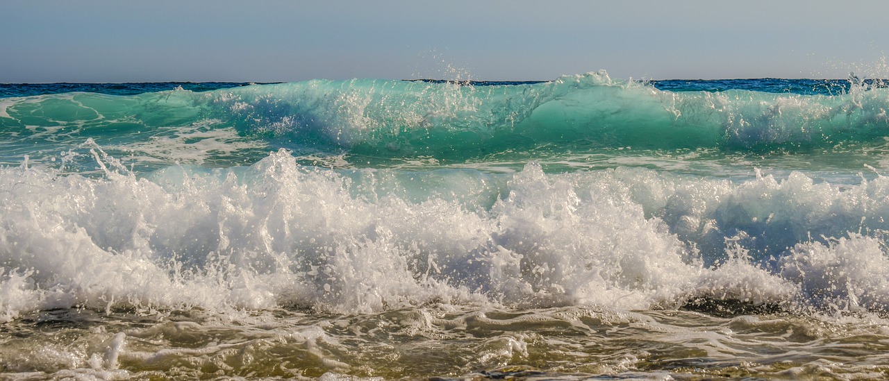 wave smashing foam free photo