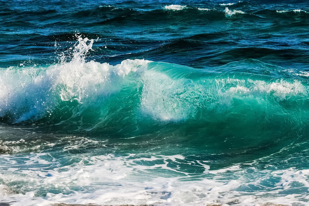 wave smashing foam free photo