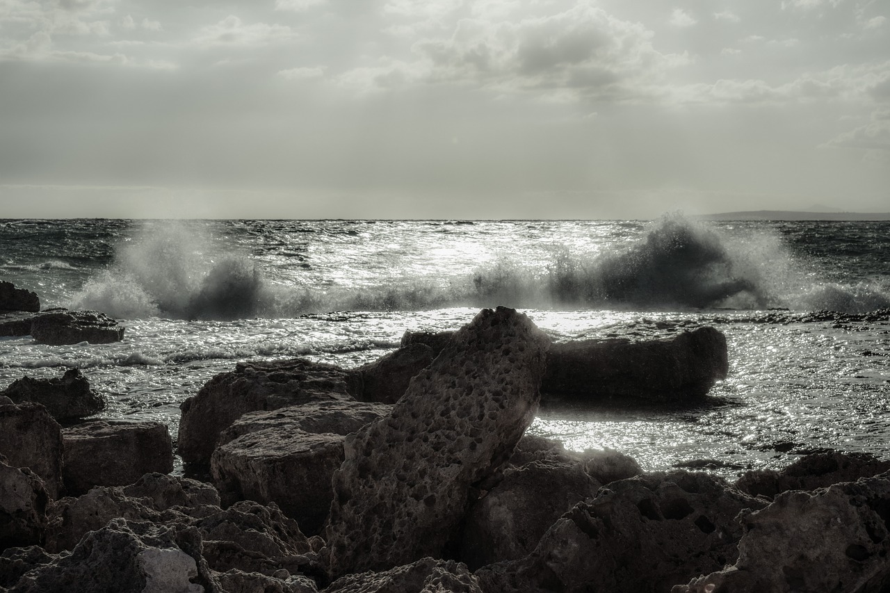 wave crushing water free photo