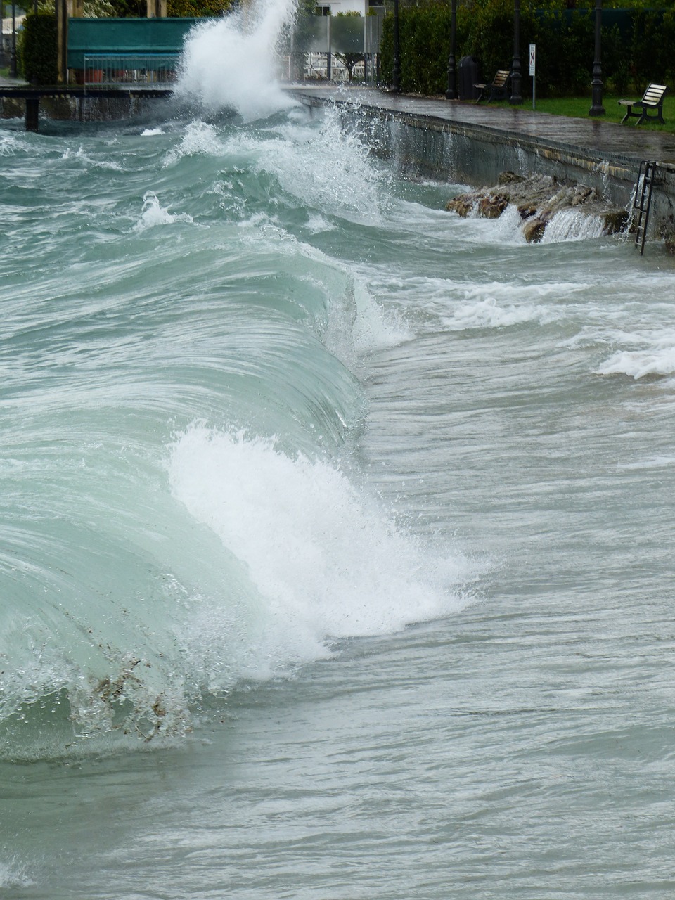 wave lake spray free photo