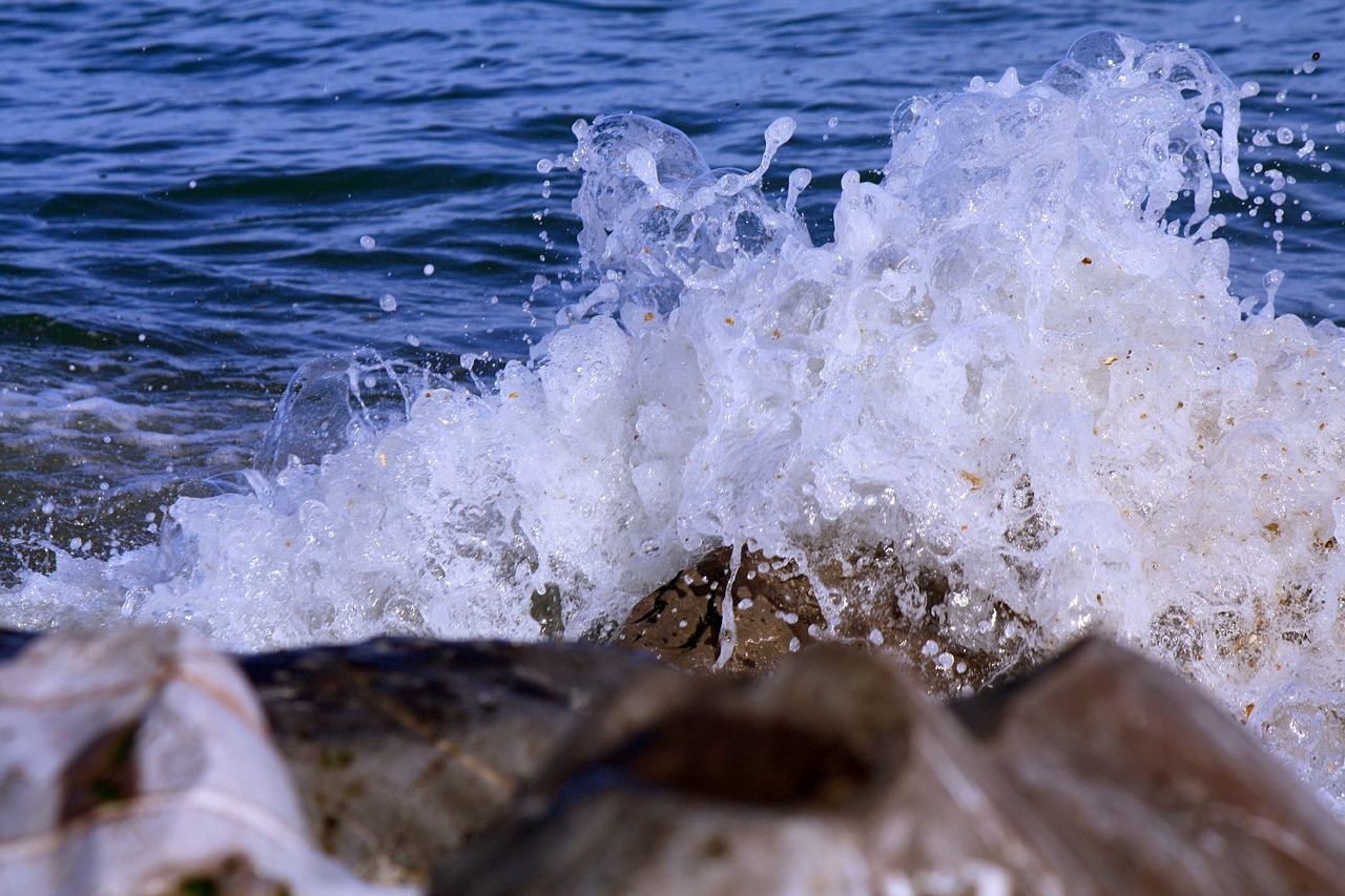 wave splash rocks free photo