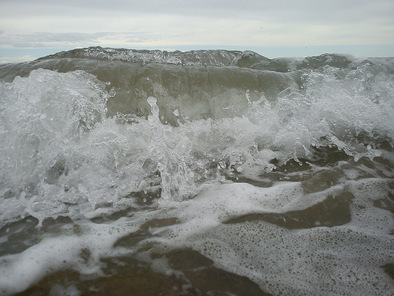 wave breaking spray foam free photo