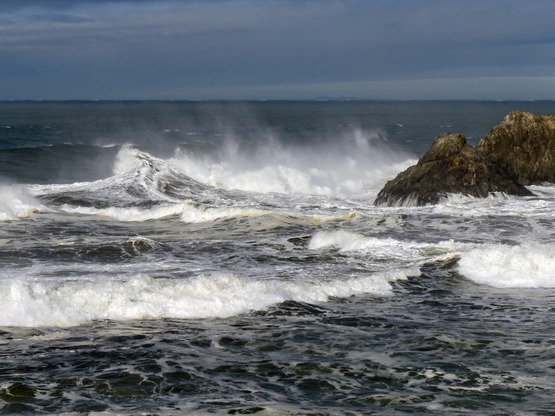 turbulent waves crash free photo