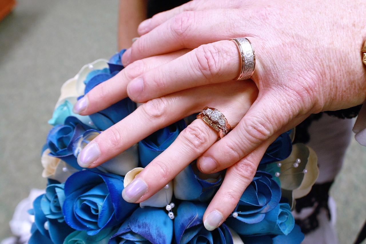 wedding bouquet hands free photo