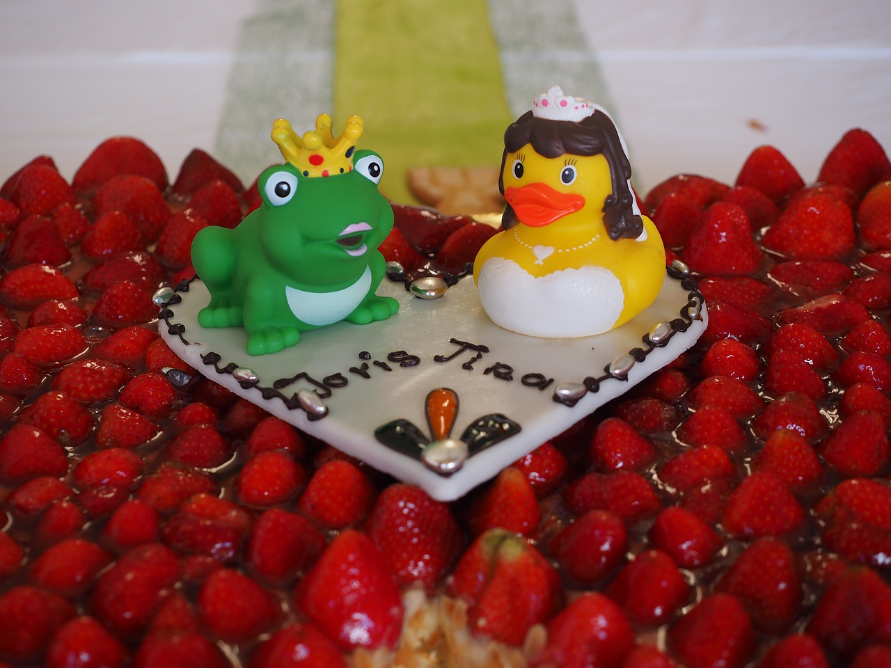 wedding cake frog prince frog free photo