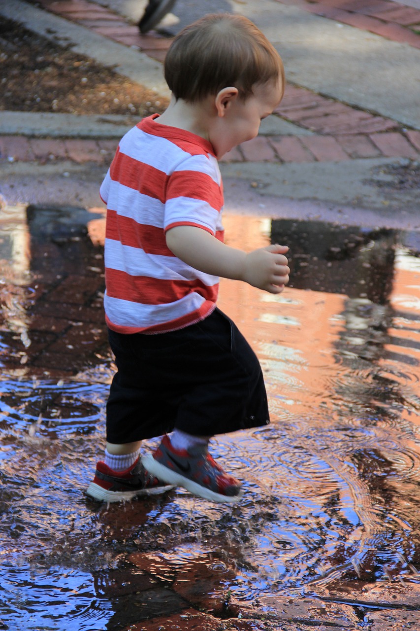 wee kid splashes free photo