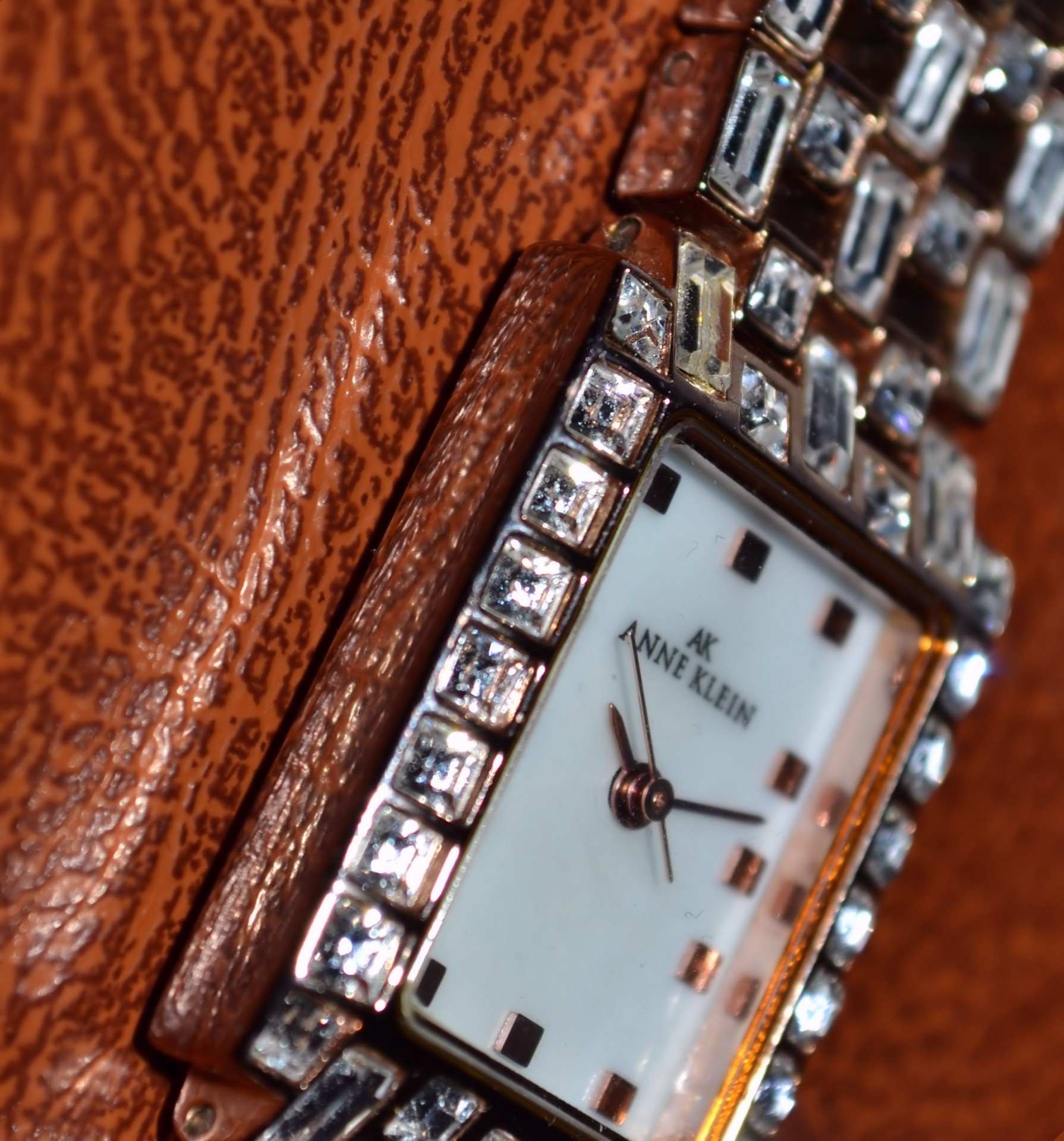 watch diamond-accents time free photo
