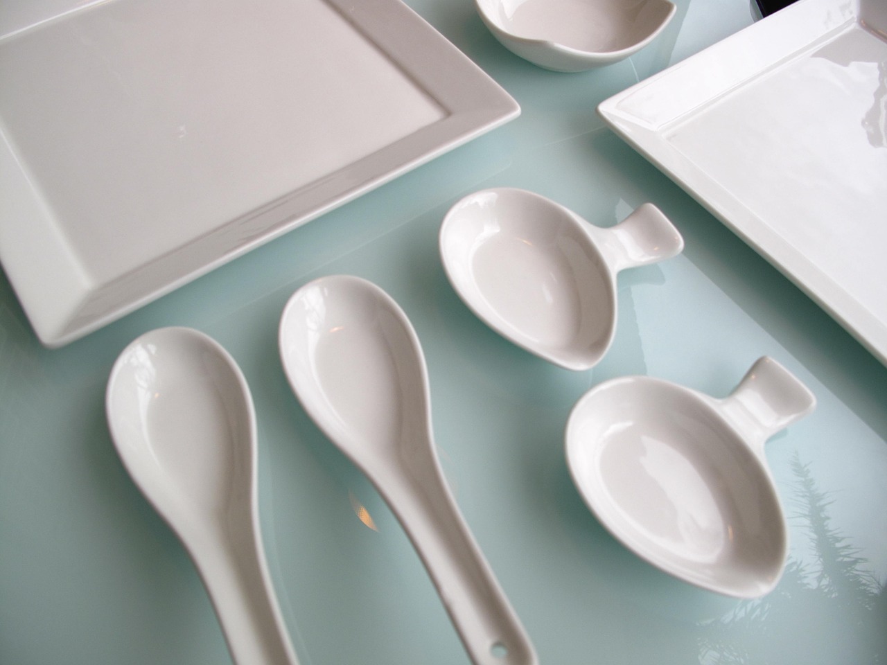 white cutlery set restaurant free photo