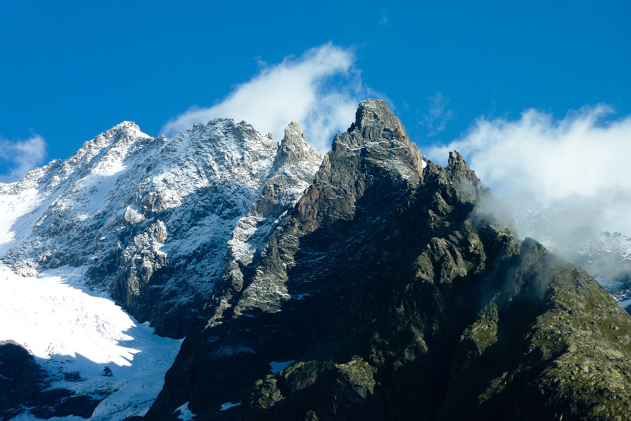 white snow mountaineering free photo