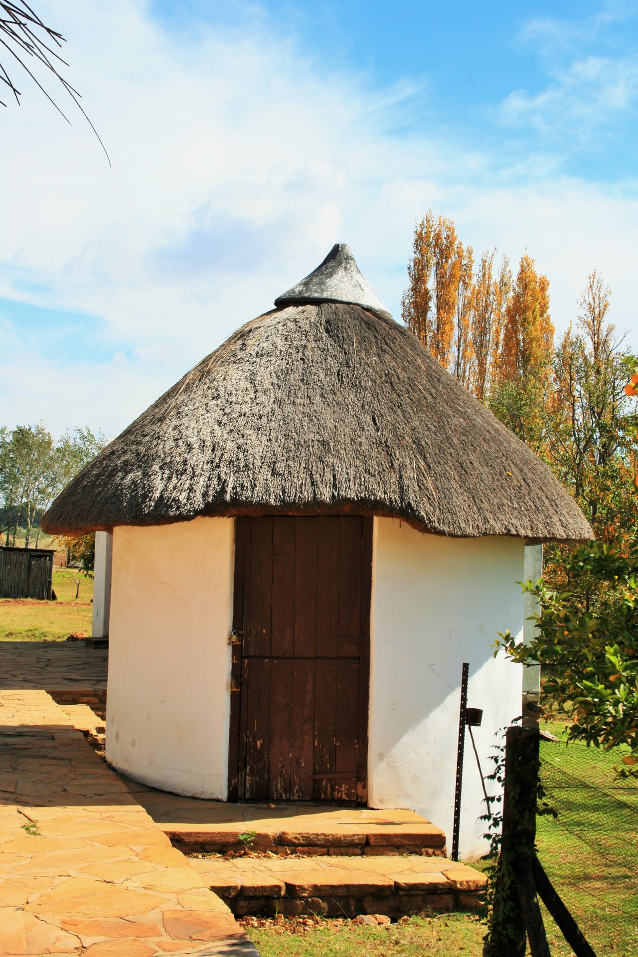 building rondawel hut free photo