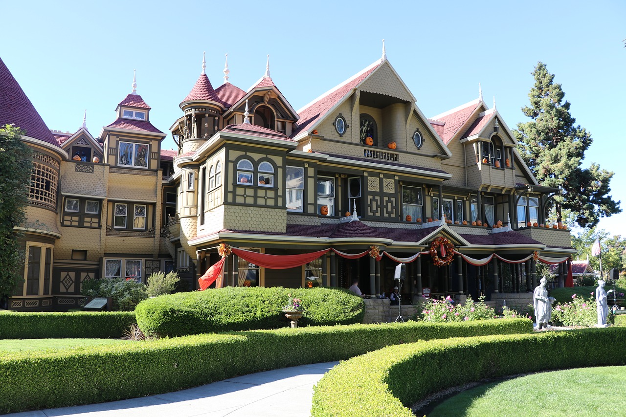 winchester mystery house  san jose  greens free photo