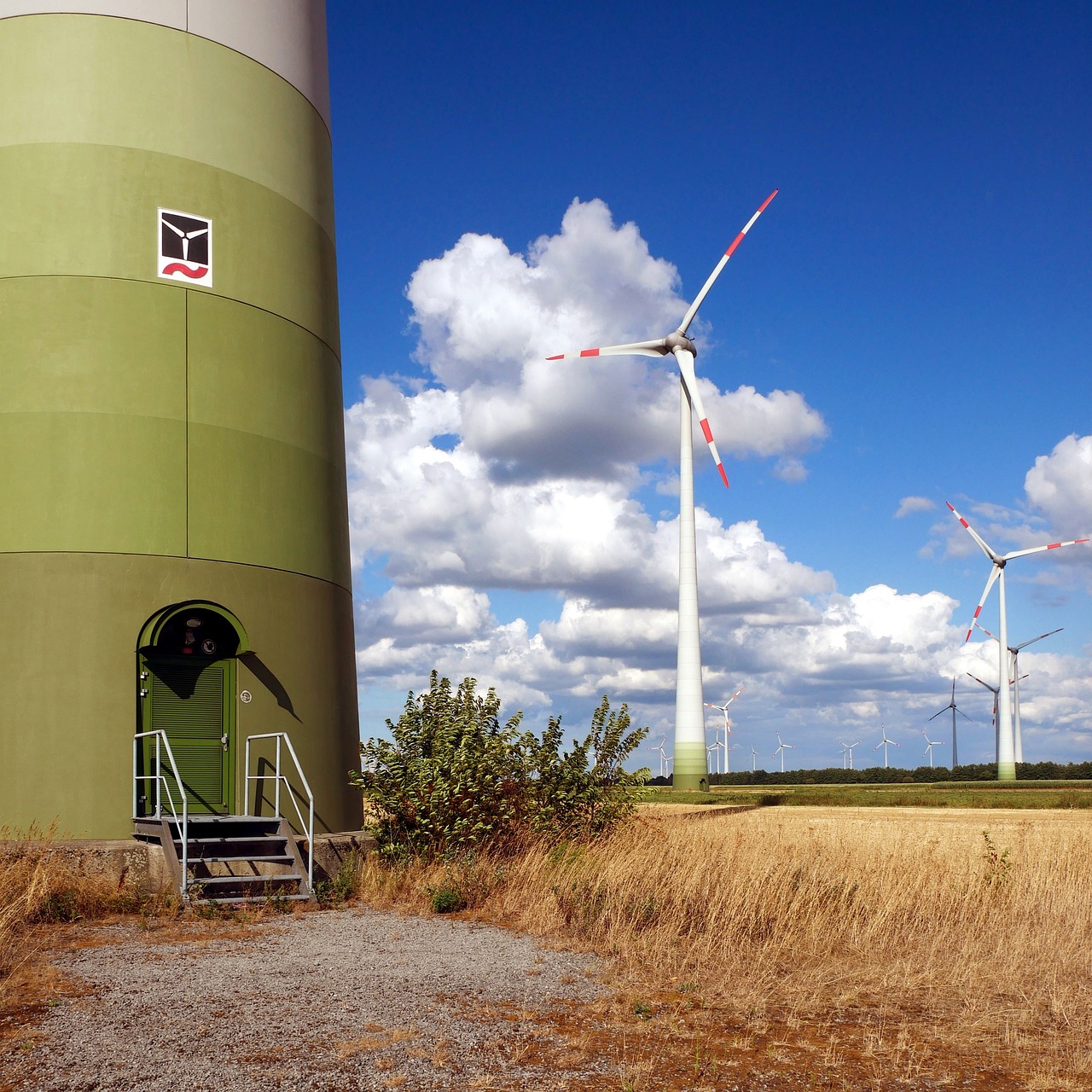 wind turbine  wind mill  windfarm free photo