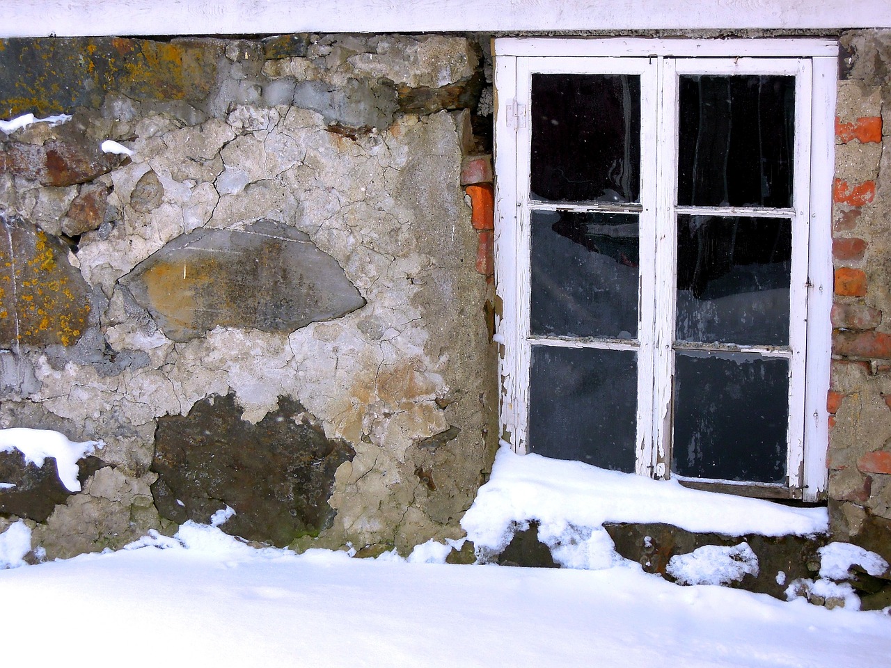 window cellar snow free photo