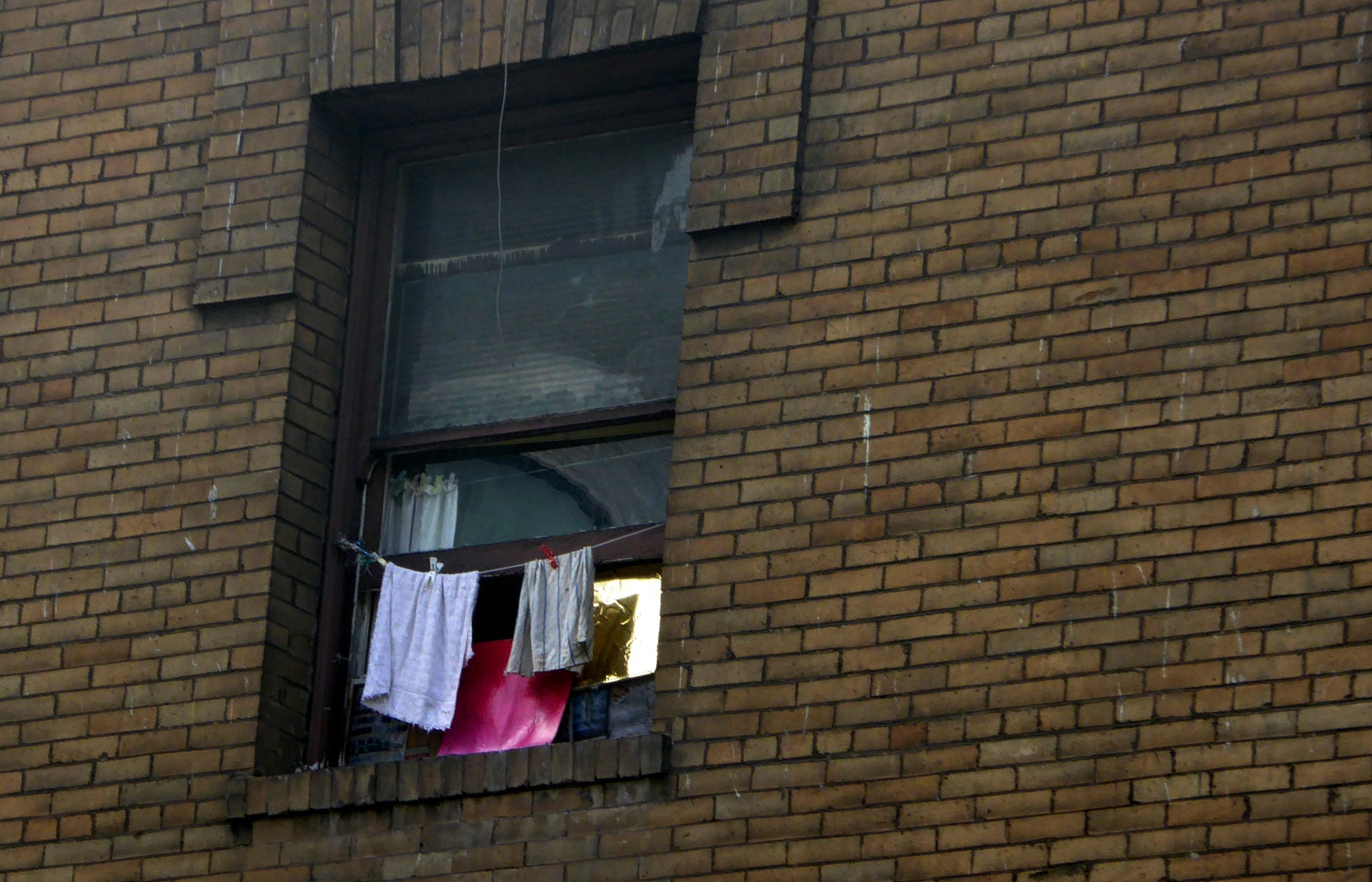 window laundry brick free photo