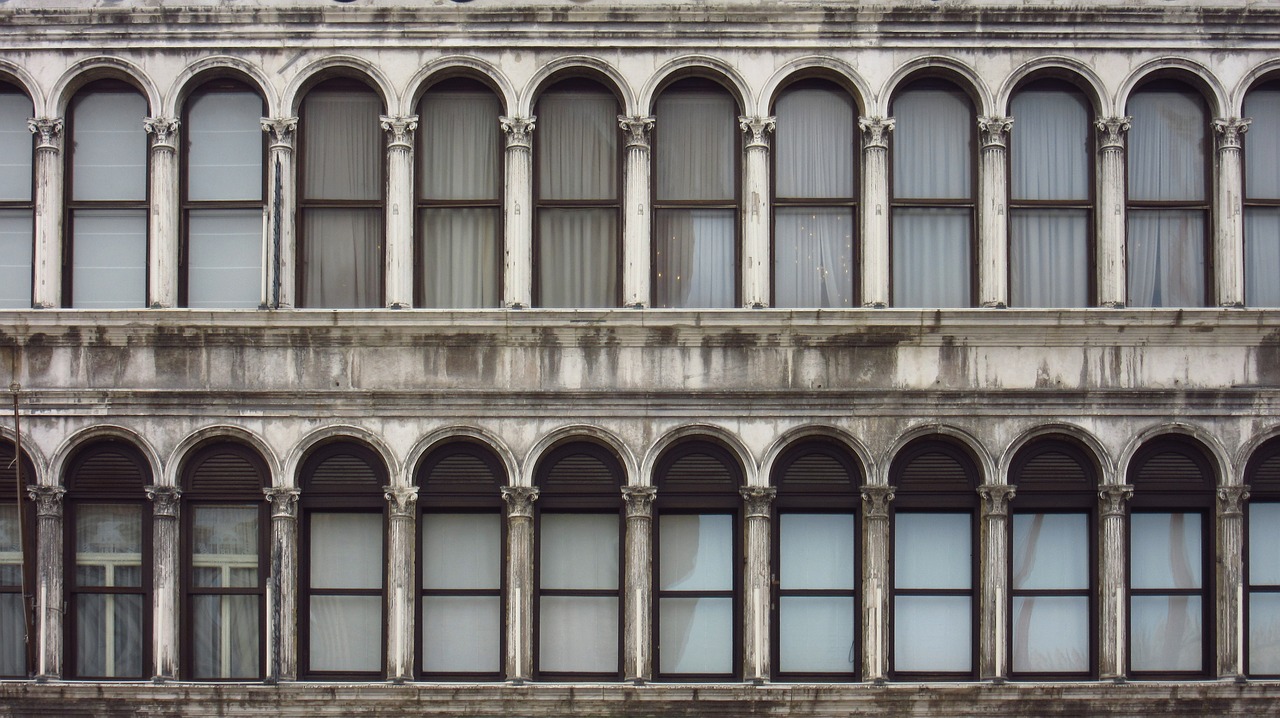 window facade historically free photo