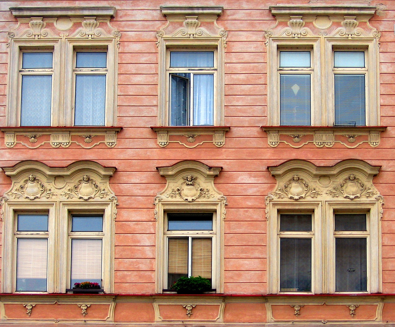 window facade architecture free photo