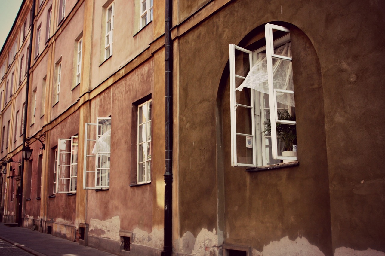 window old house the old town free photo