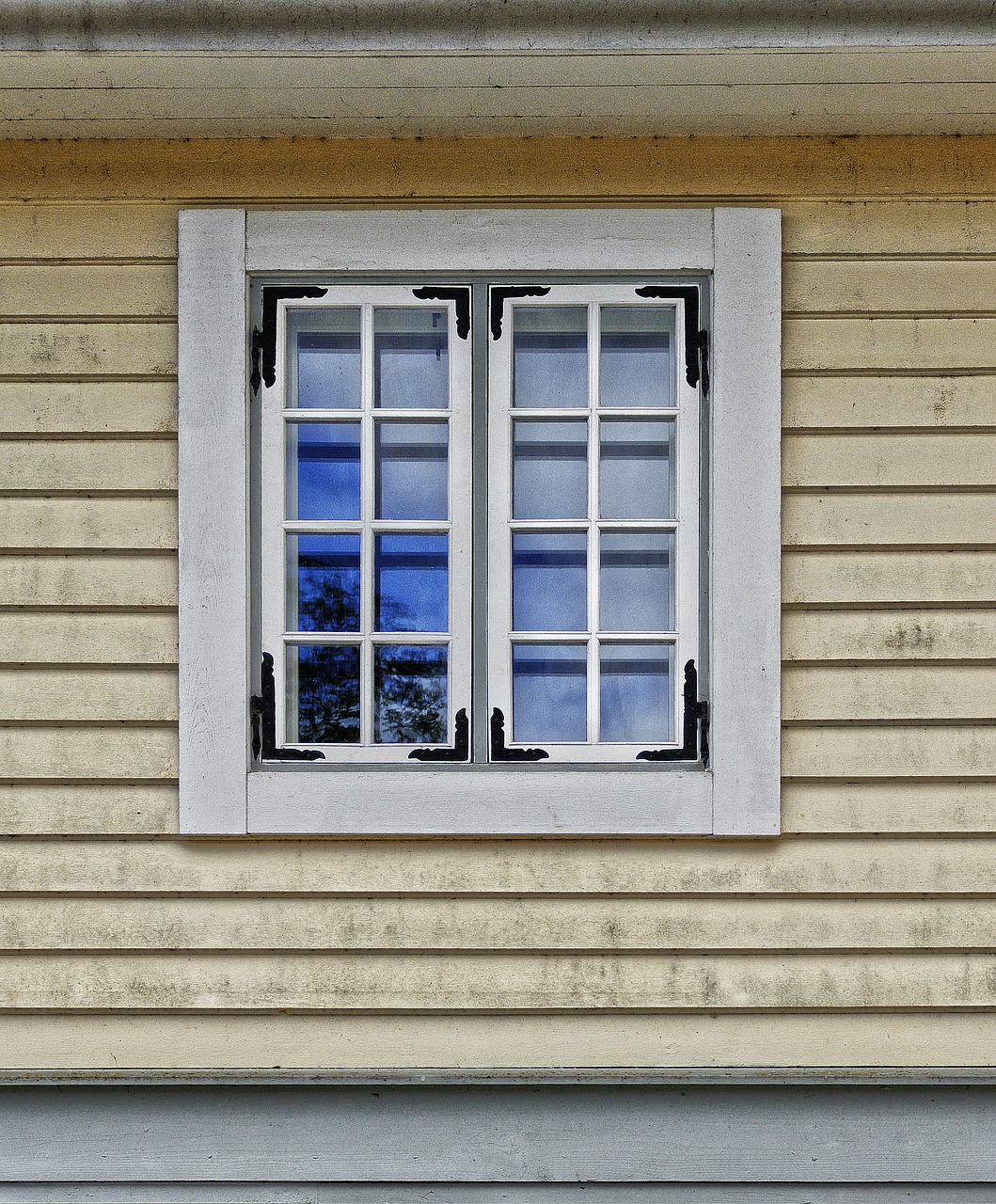window wooden windows timber façade free photo