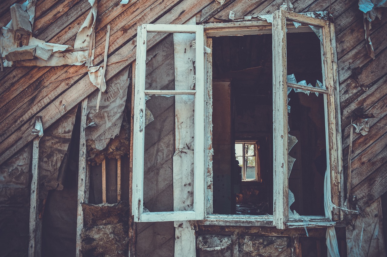 window  house  an abandoned free photo