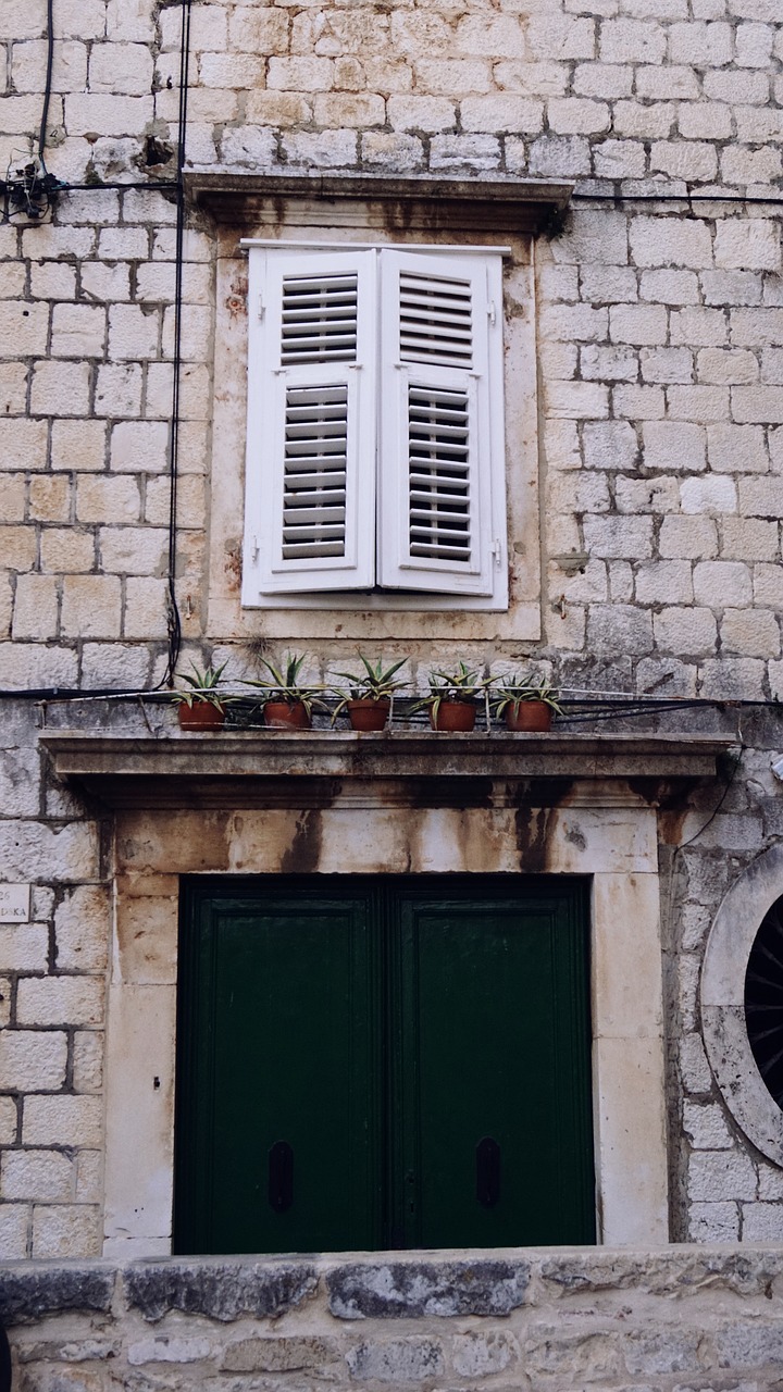 window  the door  the old town free photo