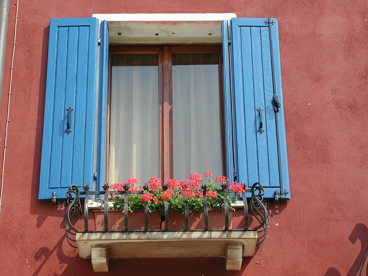 window facade painted free photo