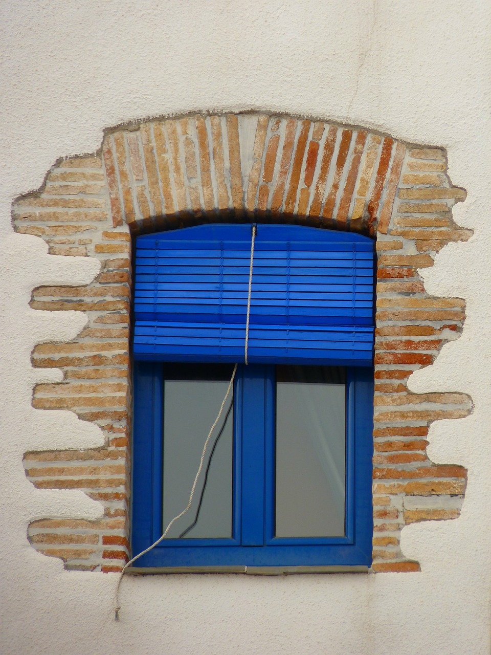 window,roller blind,blinds,blue,facade,building,free pictures, free photos, free images, royalty free, free illustrations, public domain