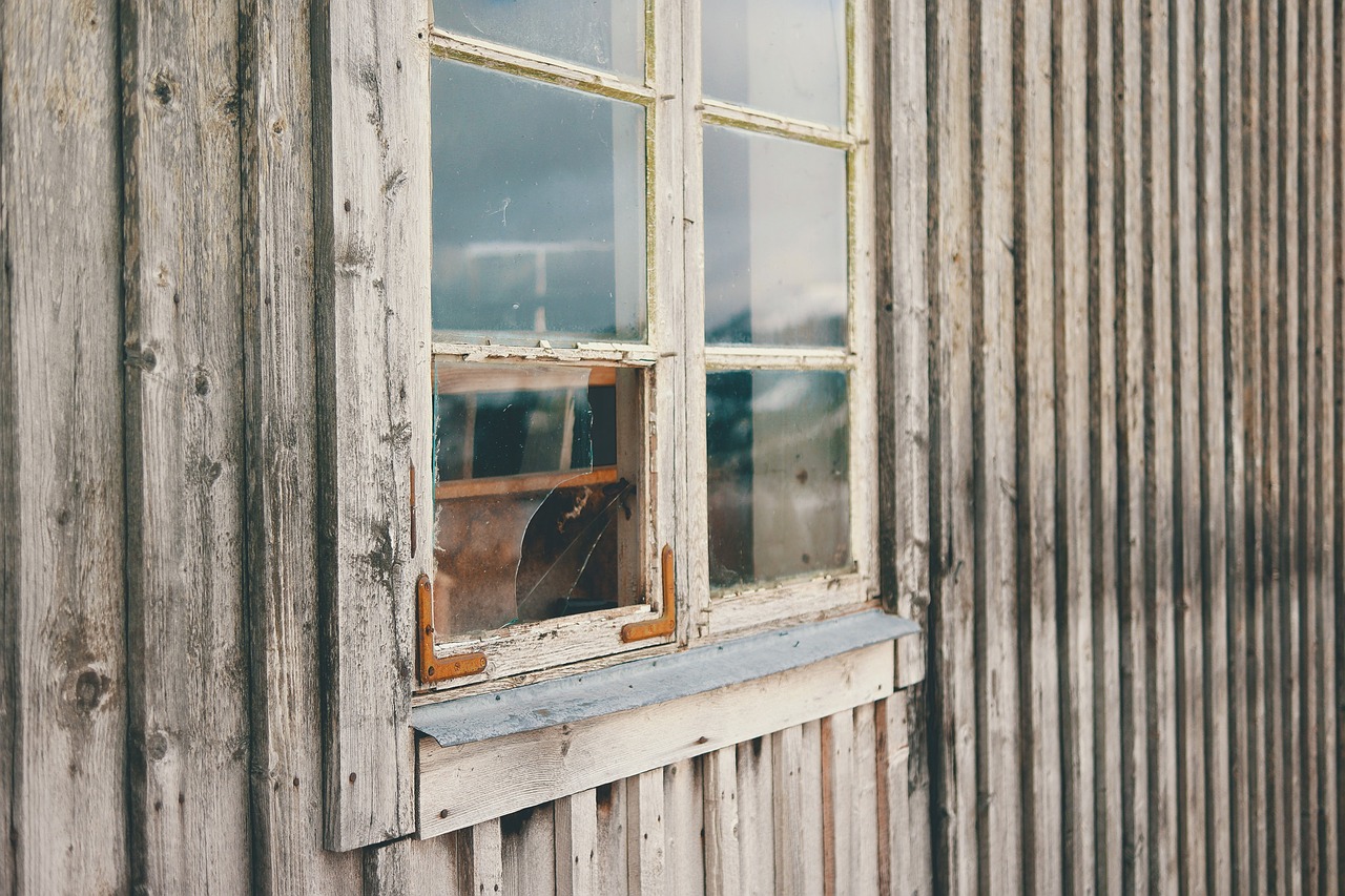 window åre broken free photo