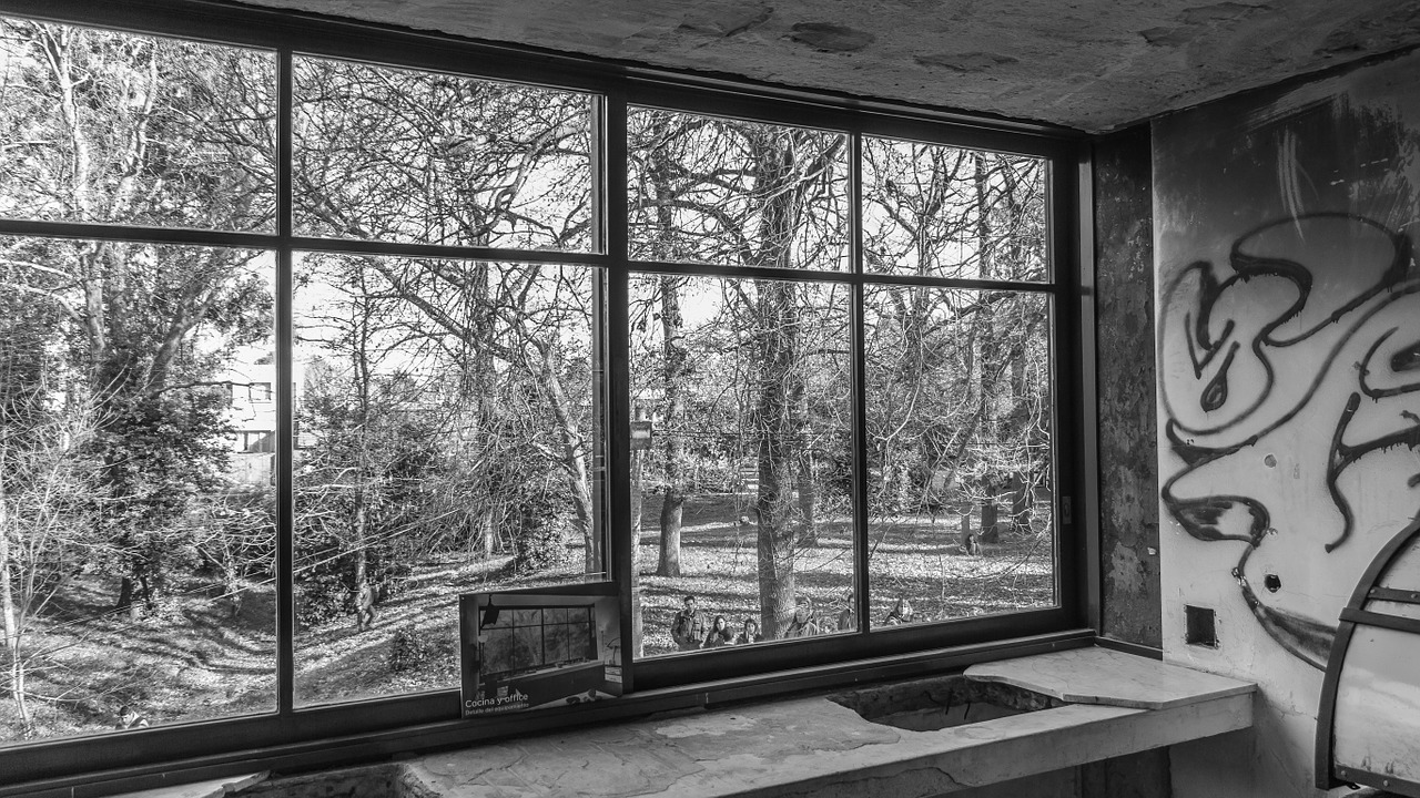 window black and white house architecture free photo