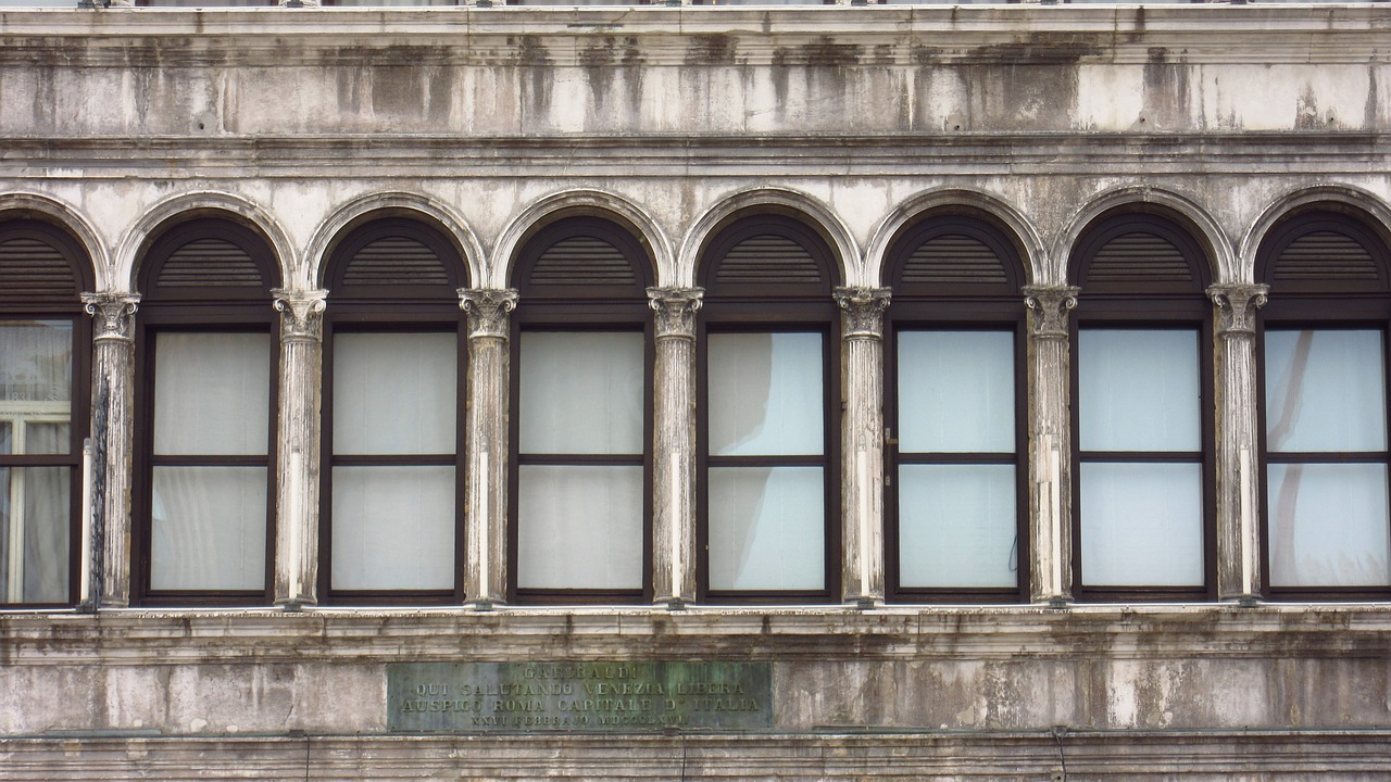 window facade historically free photo